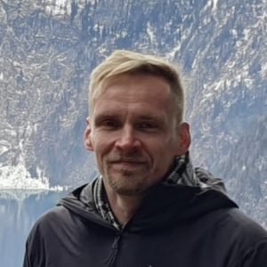 Kundenportrait von einem Mann in den Bergen