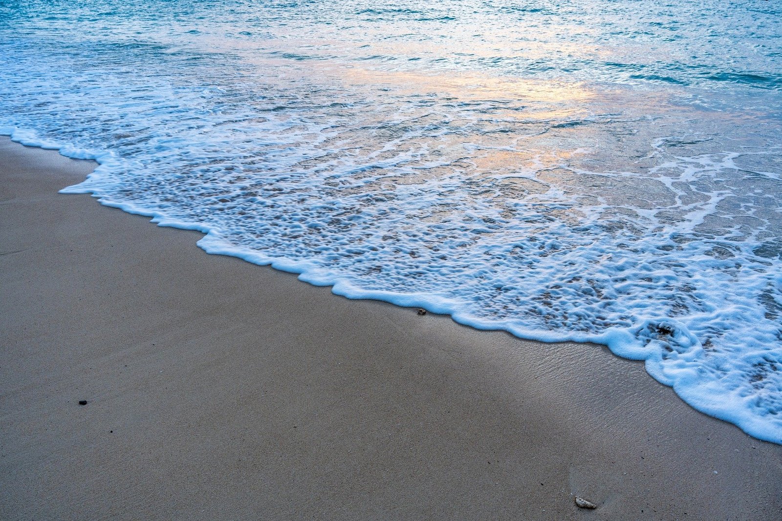 Wellen auf Sandstrand