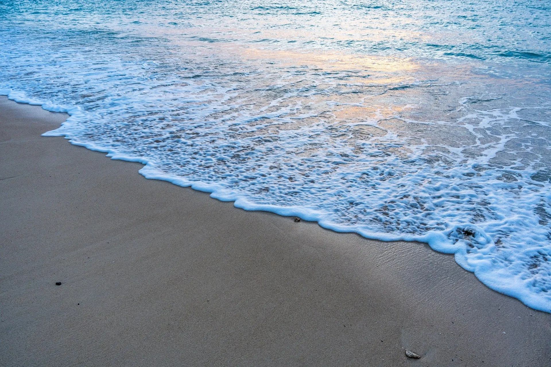 Wellen auf Sandstrand