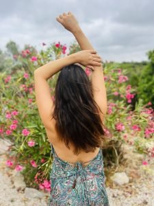 Lena von Ecstatic Heart vor einem Blumenstrauch