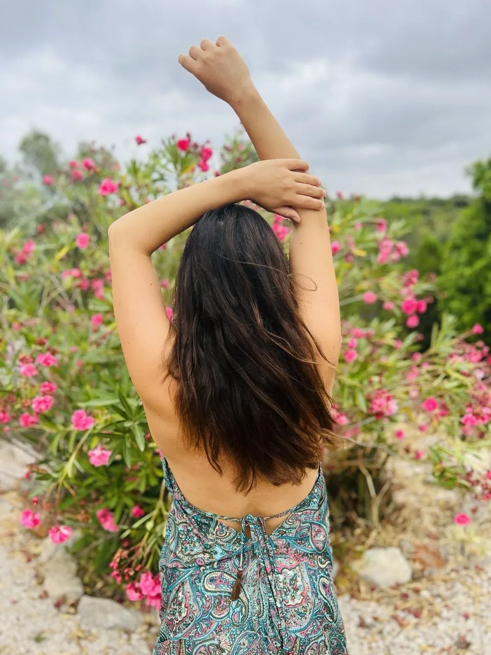 Lena von Ecstatic Heart vor einem Blumenstrauch