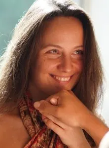 Masseurin beginnt Tantramassage mit einem Handkuss