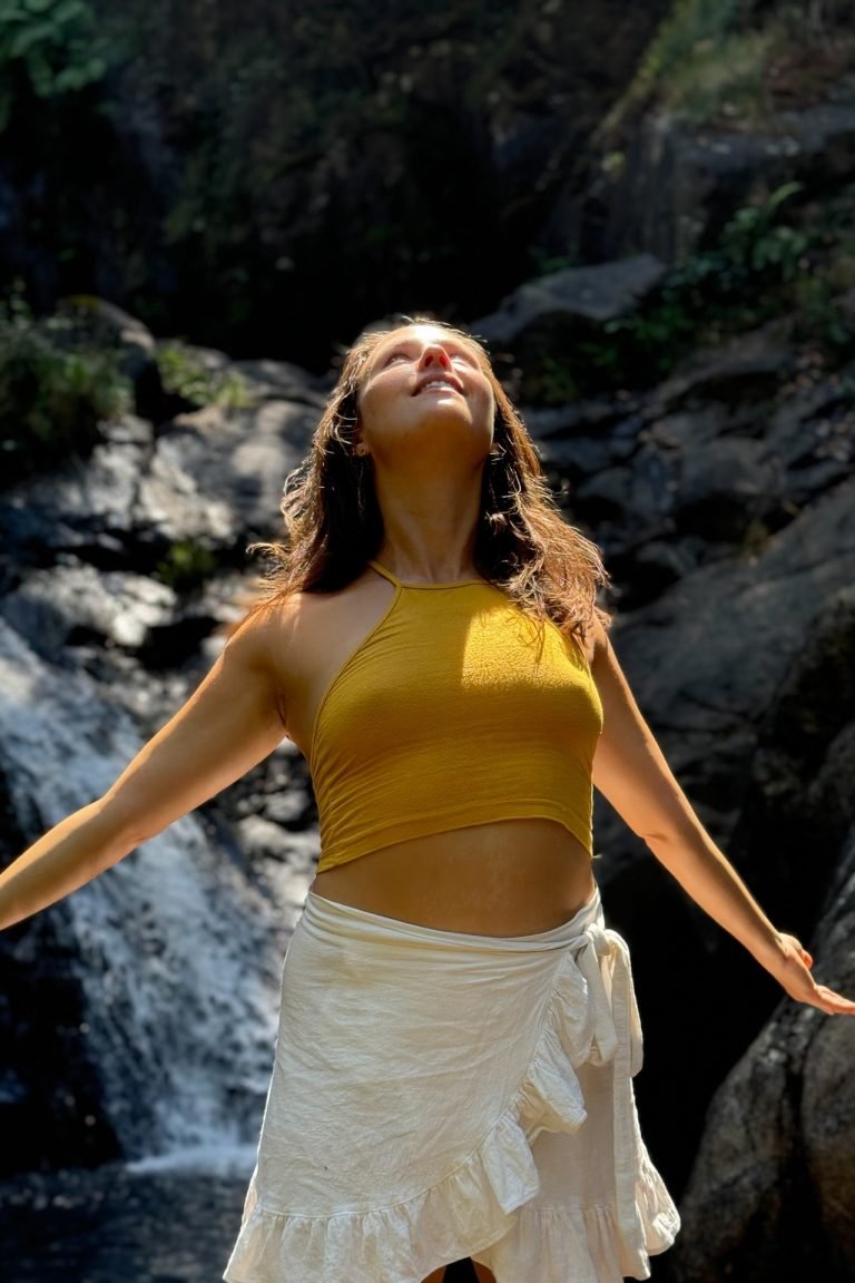 Lena von Ecstatic Heart in der Natur und schaut nach oben