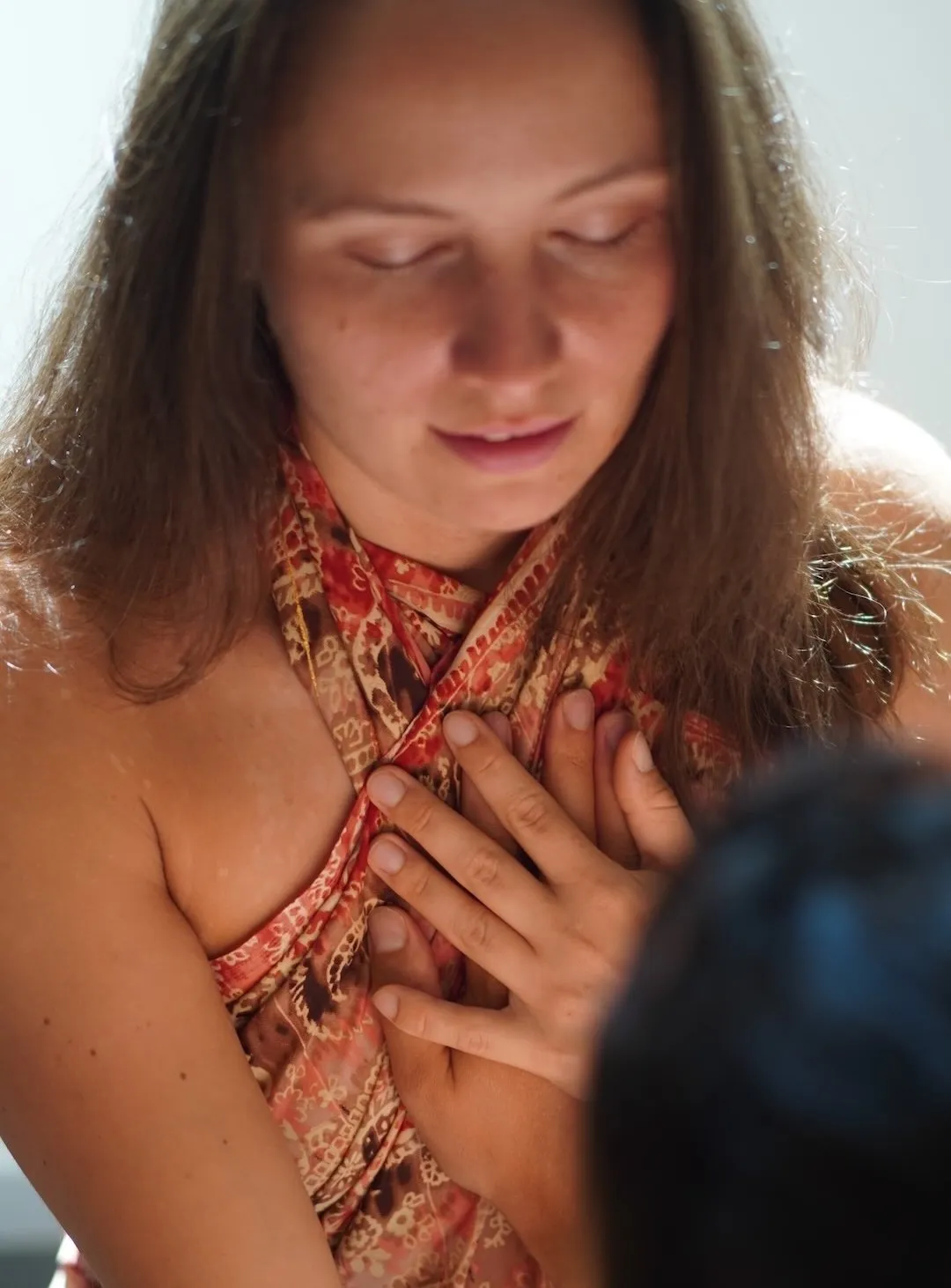 Tantrische Atemübung mit beiden Händen auf die Brust gelegt.